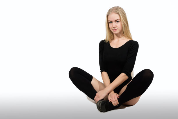 可爱的女孩在衣服为健身孤立在白色背景图片下载