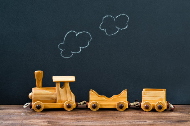 旧木制玩具火车与蒸汽在黑板上的背景图片下载