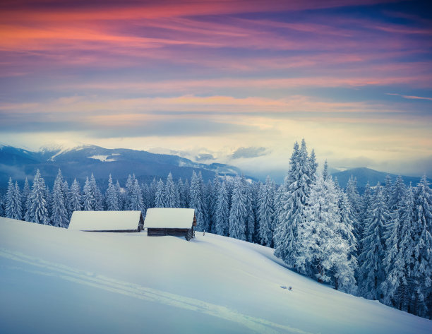 喀尔巴阡山脉色彩缤纷的冬日清晨。图片下载