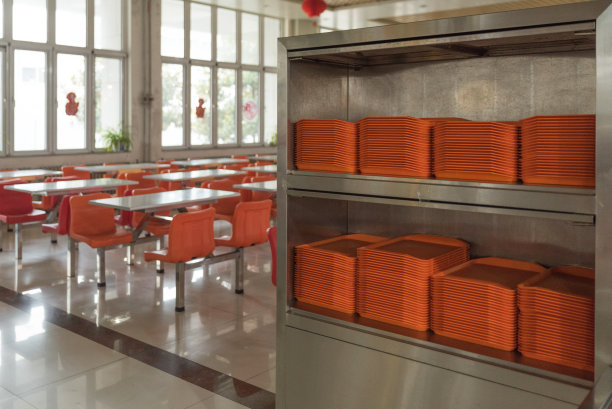 食堂里的橙色盘子图片下载