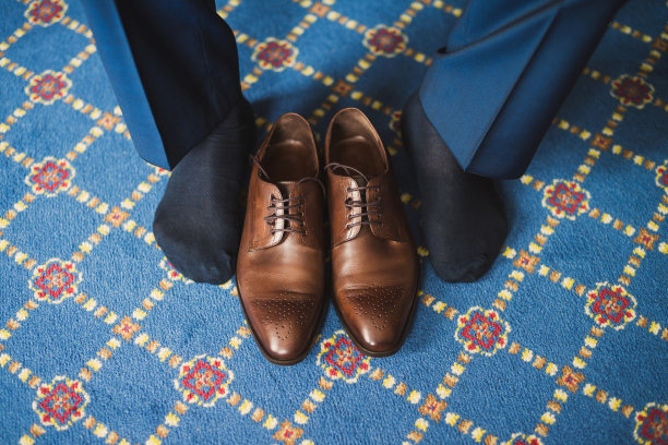 男性的脚和棕色皮鞋的特写图片下载