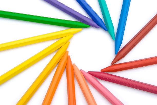 用15色蜡笔在圆圈内排成一行，并附上剪切路径图片下载