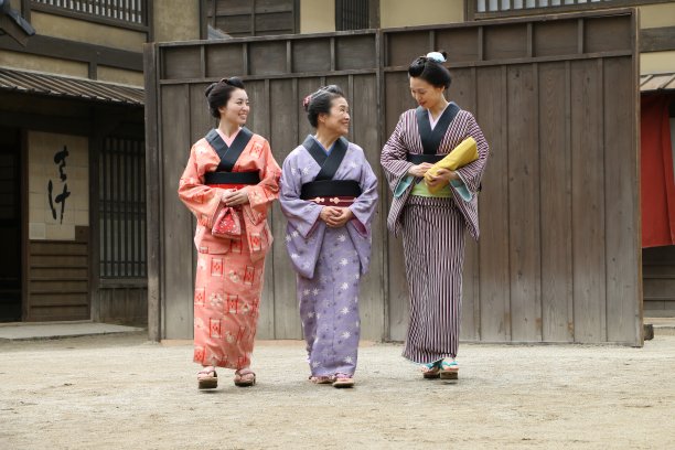 在江户镇行走的日本妇女图片下载