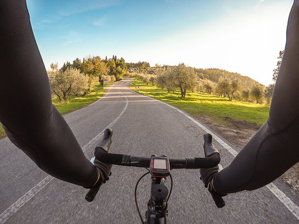 在托斯卡纳享受秋天的自行车骑行图片下载