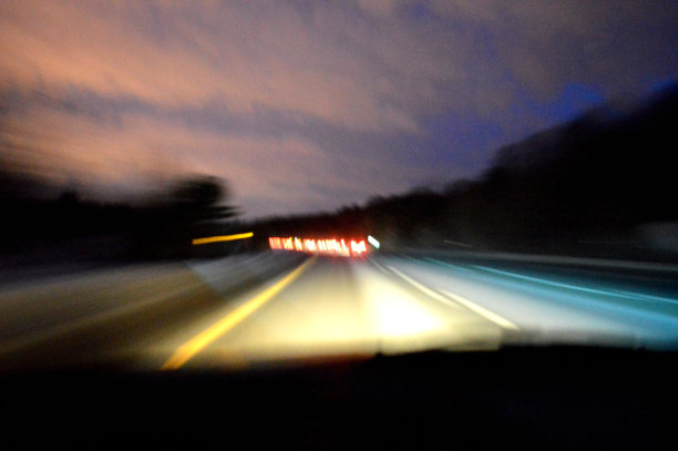 夜间公路行驶场景图片下载