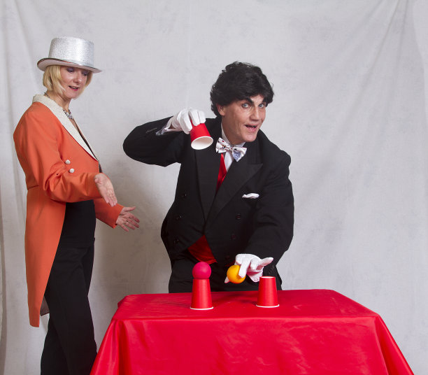 装扮成魔术师和助理的夫妇图片下载