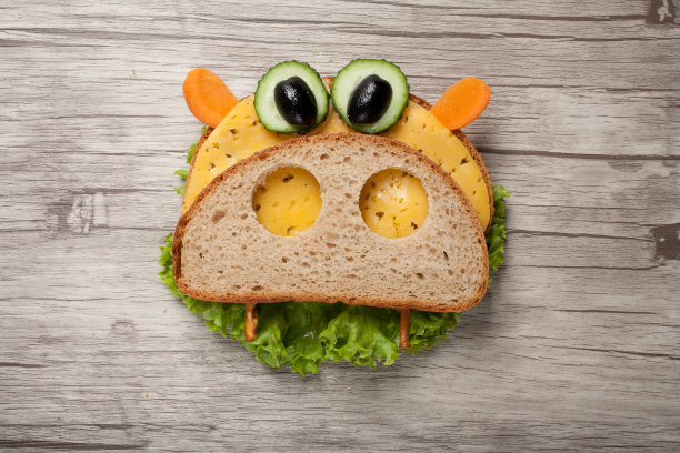 河马是用面包和蔬菜做成的，背景是木头图片下载