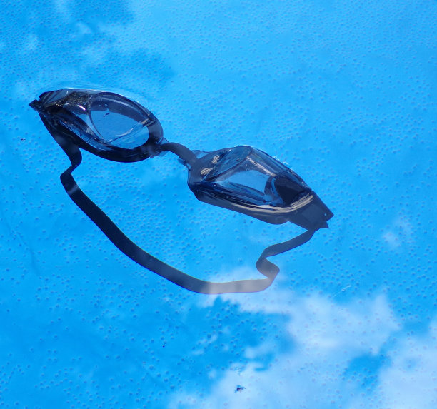 护目镜在水中图片下载