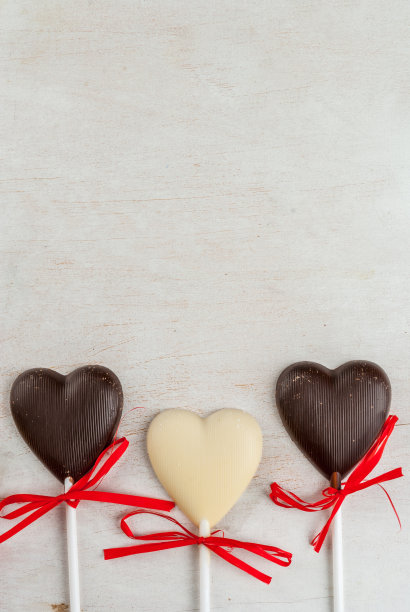 白色的桌子上放着心形巧克力糖果图片下载