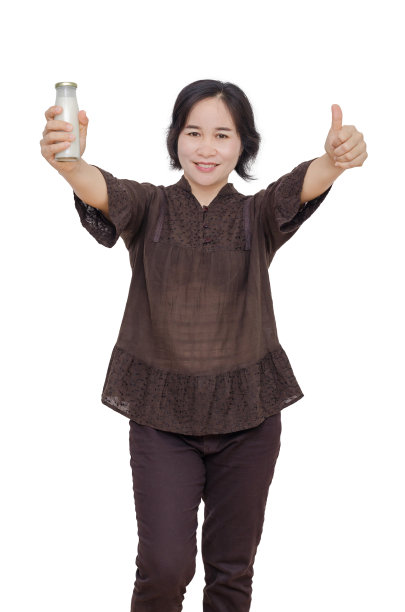 亚洲妇女拿着牛奶瓶在白色图片下载