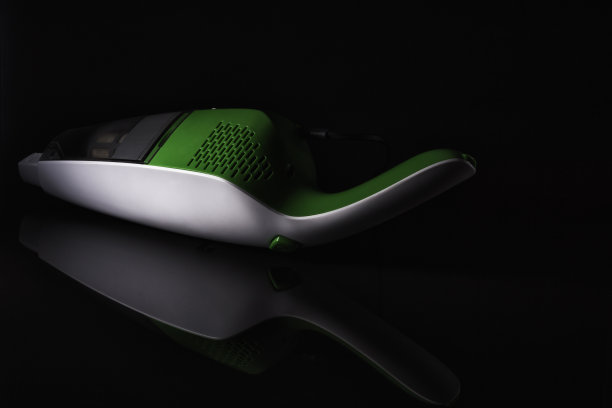 黑色背景上的汽车吸尘器。图片下载