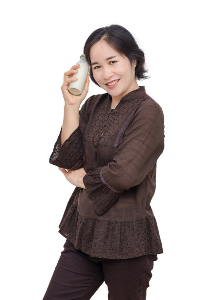亚洲妇女拿着牛奶瓶在白色图片下载