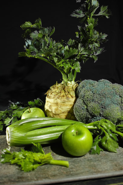 绿色蔬菜和水果-芹菜，苹果，芹菜根芹图片下载