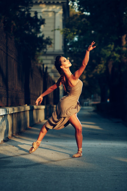 年轻美丽的芭蕾舞演员在人行道上跳舞图片下载
