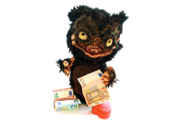 怪物娃娃纪念品与欧元钞票和心脏图片下载