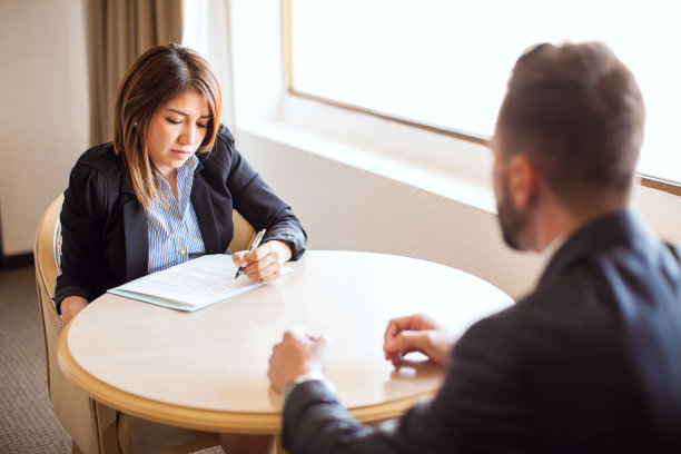 在一家酒店面试的女性招聘人员图片下载