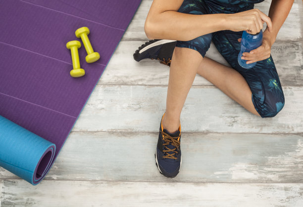 健康女性在家做运动图片下载