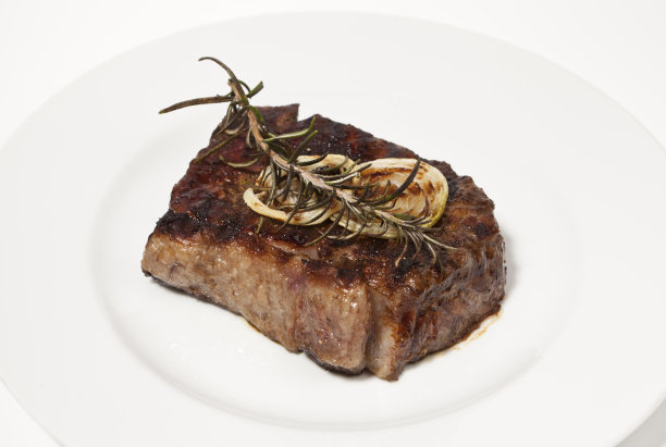 牛排加洋葱和迷迭香图片下载