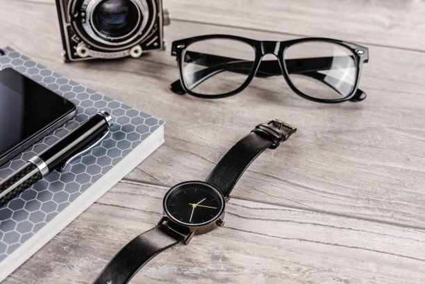 装有个人物品的办公桌面图片下载