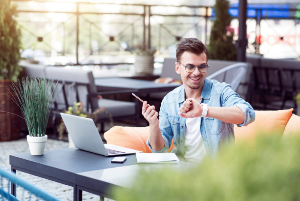 坐在咖啡馆里的快乐的人图片下载