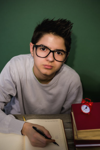 孩子们在学校里学习。图片下载