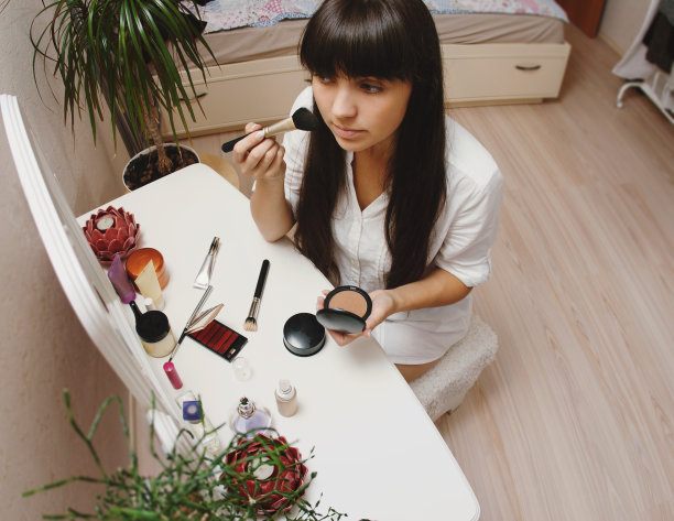 女孩做化妆品。图片下载