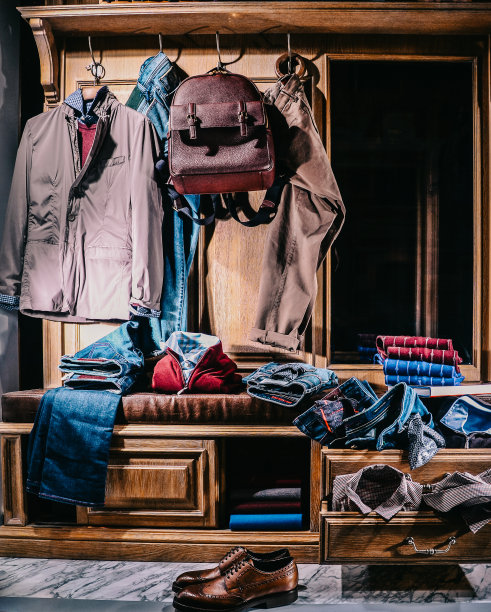 男士时尚时尚休闲装在家居衣柜里素材图片