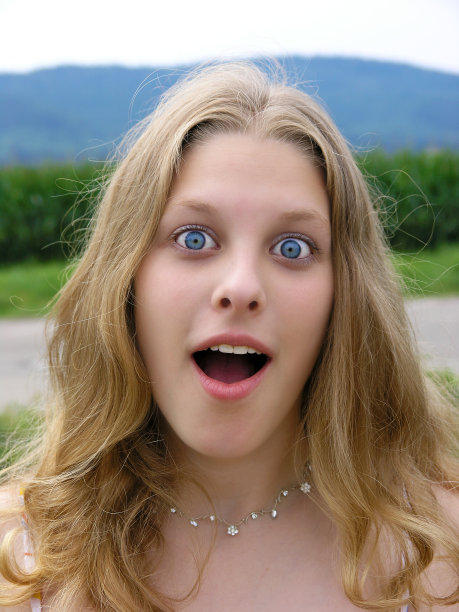 惊讶的女孩图片下载