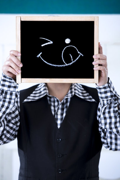 新郎微笑着举着一个牌子图片下载