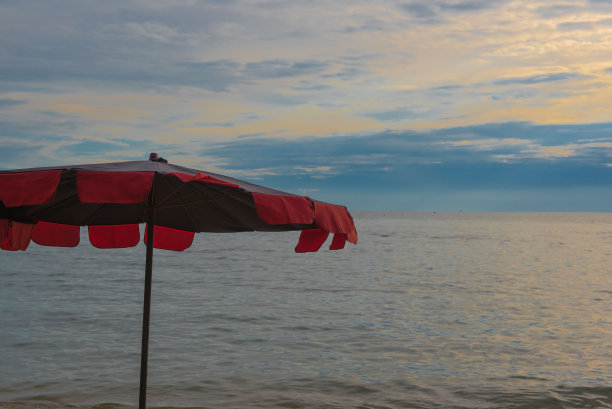 海滩上的红伞和美丽的日落图片下载