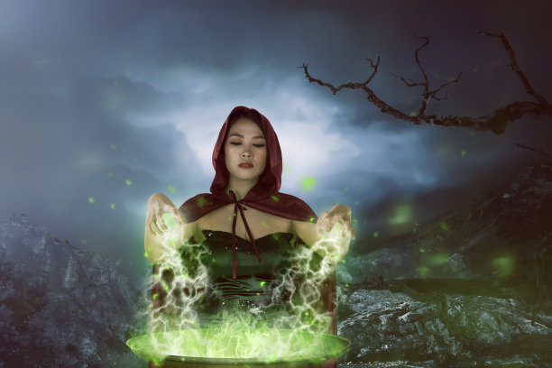 迷人的亚洲女巫正在配制药剂图片下载