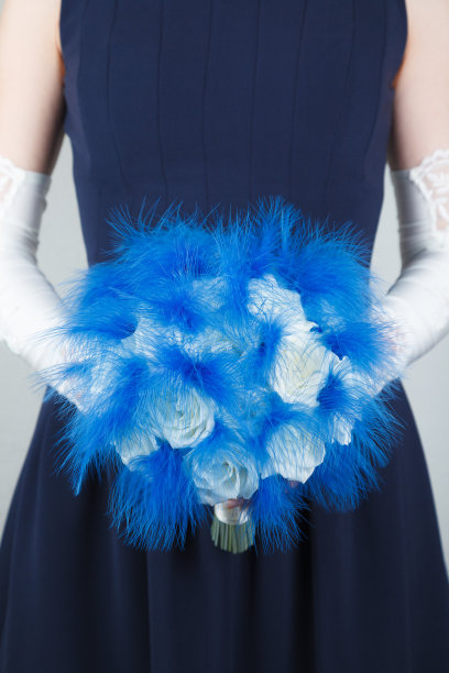 白玫瑰和蓝羽毛的新娘花束图片下载