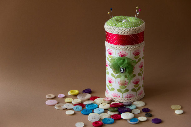 装针和钮扣的小枕头盒子。照片图片下载