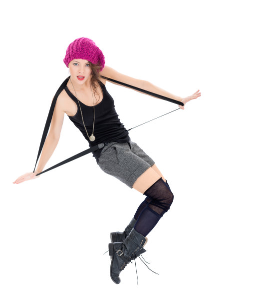 穿着军靴，戴着粉色帽子的有趣年轻女人图片下载