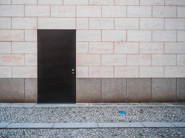 瓷砖墙上的门图片下载