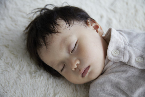 日本睡觉男孩学步图片下载