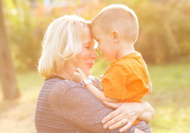 快乐的奶奶和孙子拥抱图片下载
