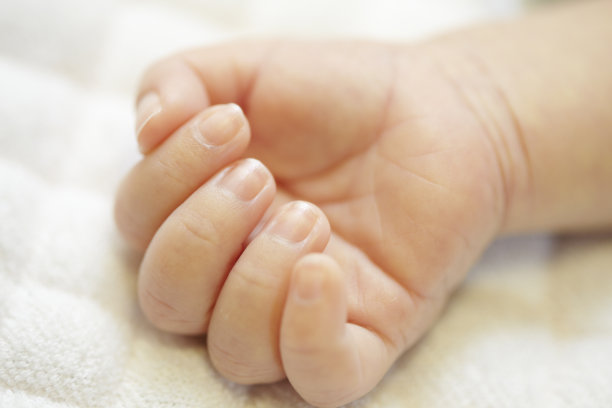 日本男人婴儿的手图片下载