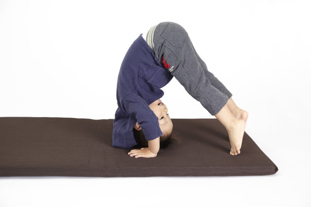 孩子们翻过日本男人图片下载