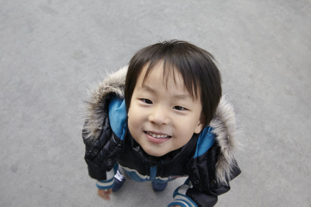 小孩微笑的日本男人图片下载