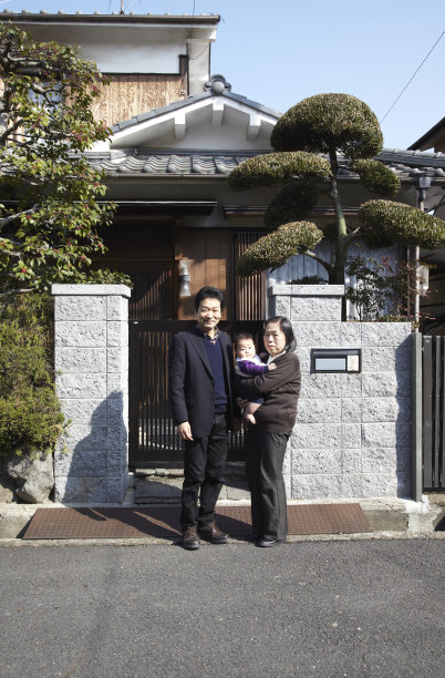 房子前的全家福图片下载