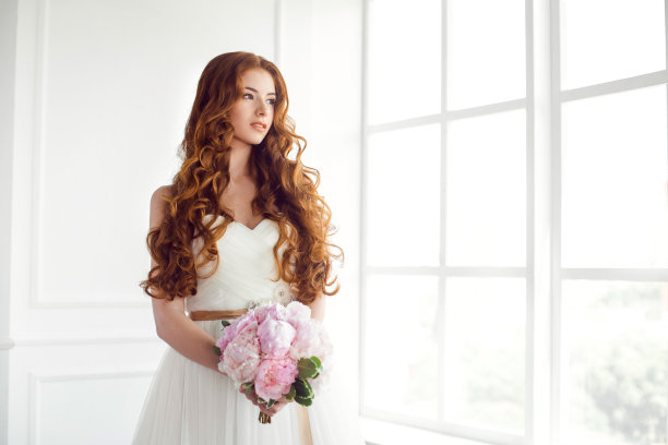 幸福的新娘在室内图片下载