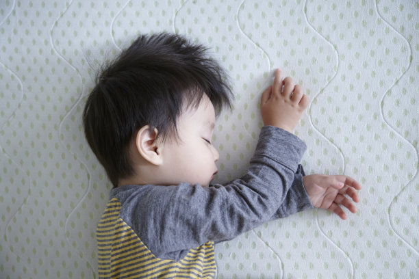 日本睡觉男孩学步素材图片