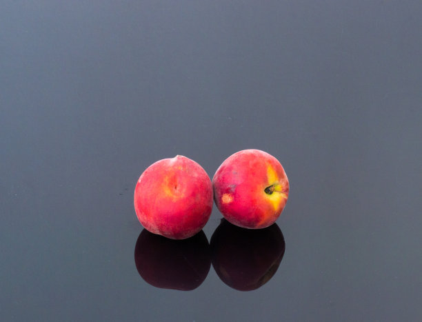 玻璃桌上的新鲜有机桃子图片下载