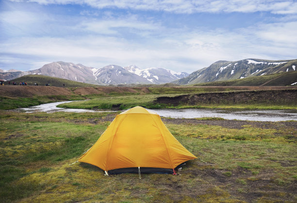 河边的橙色帐篷图片下载