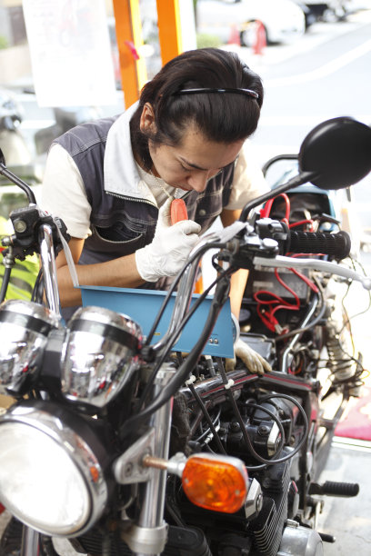 一个在自行车店工作的日本人图片下载