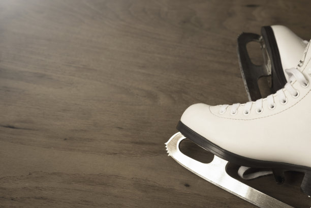 溜冰鞋以木雕为背景的女性的花样滑冰风格图片下载