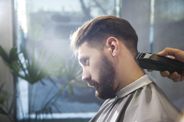 一个商人修剪头发的特写图片下载