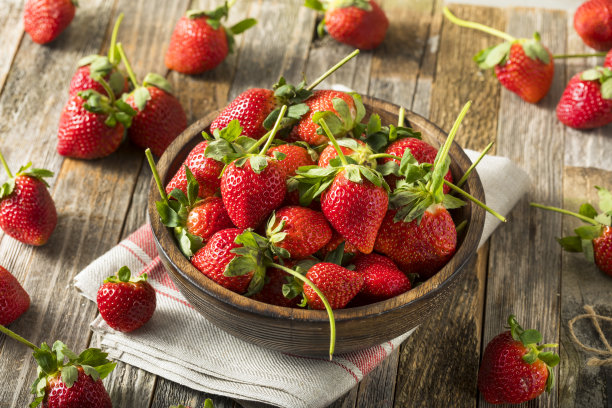 生的有机成熟红草莓图片下载