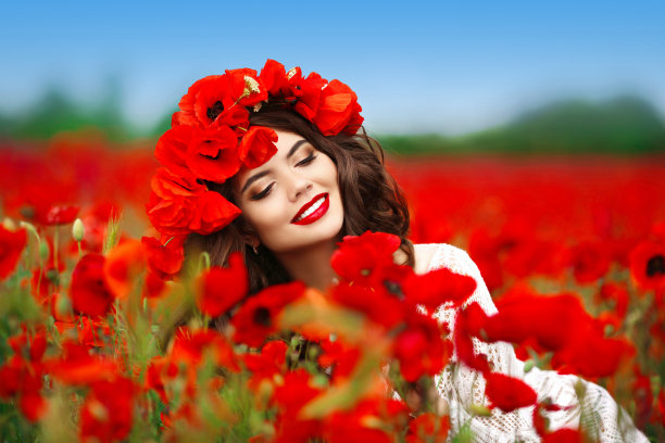 美丽快乐微笑的少女肖像与红花图片下载